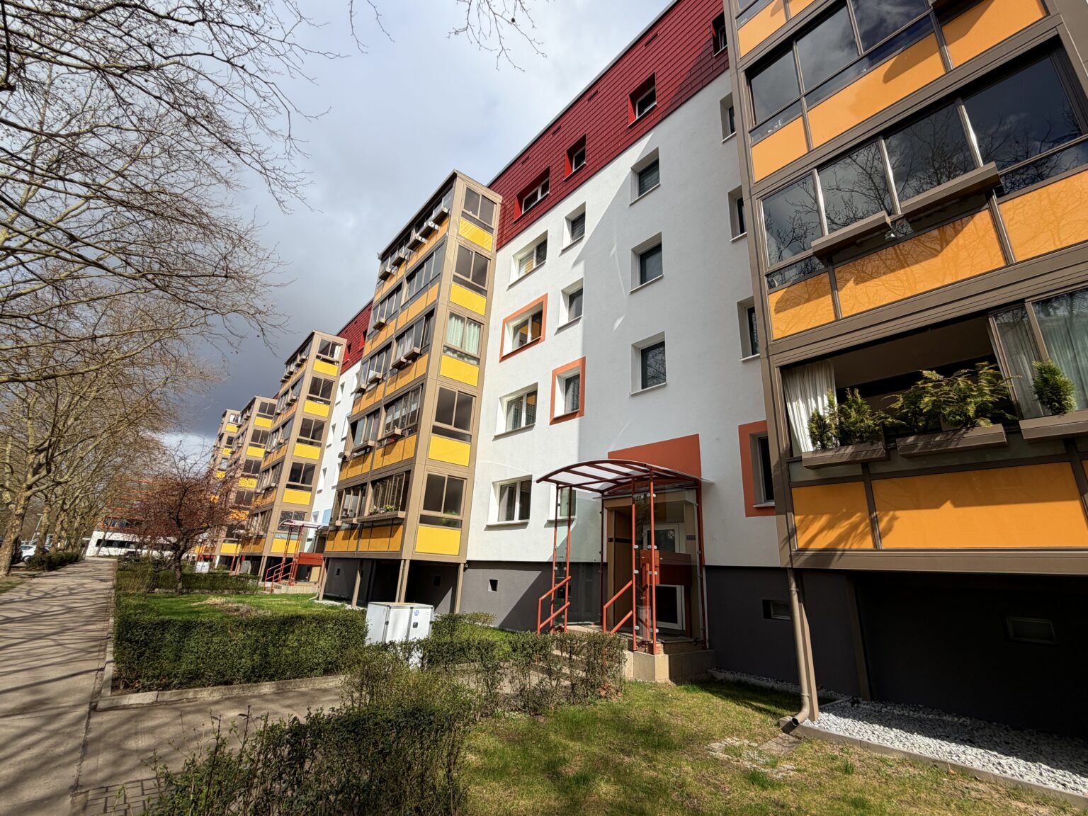 fassadengestaltung-berlin-neu-hohenschoenhausen-eingang-2