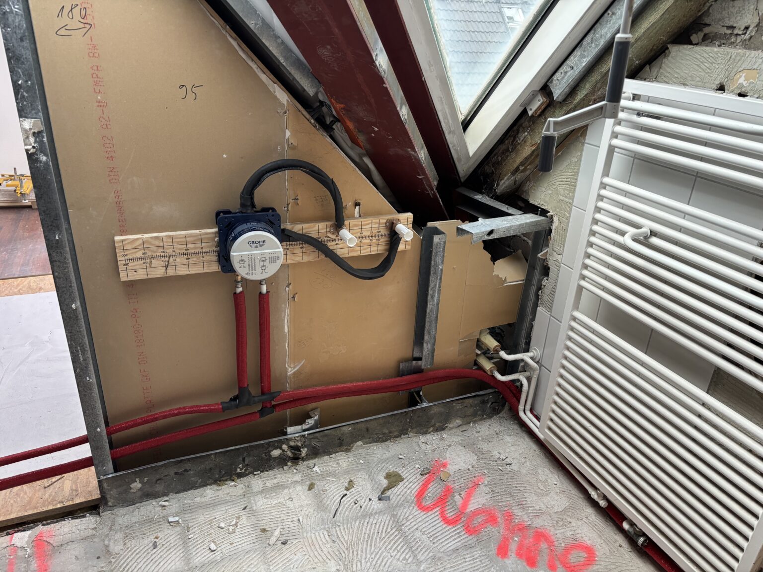 badsanierung-berlin-charlottenburg-wanne-rohre