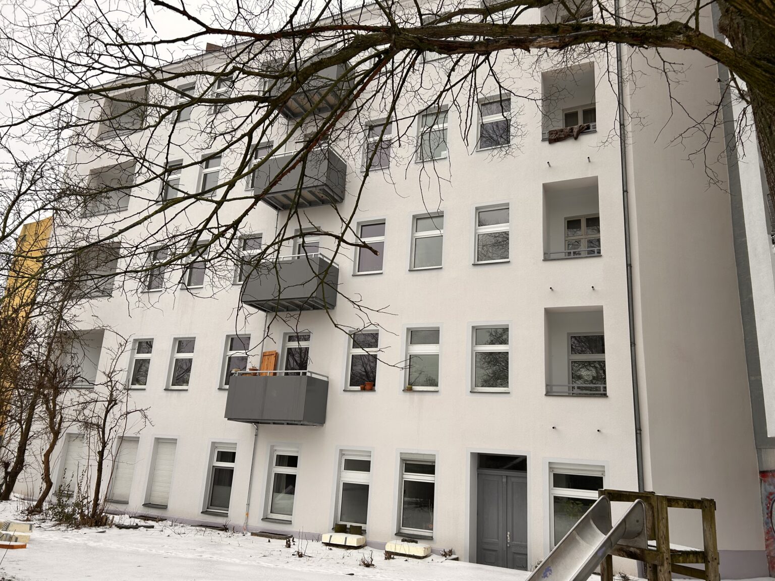 fassadensanierung-berlin-wedding-hinterhof-balkone-1